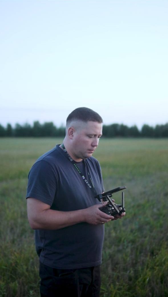 Оператор VOLYN AGRO DRONE з пультом керування агродроном у полі