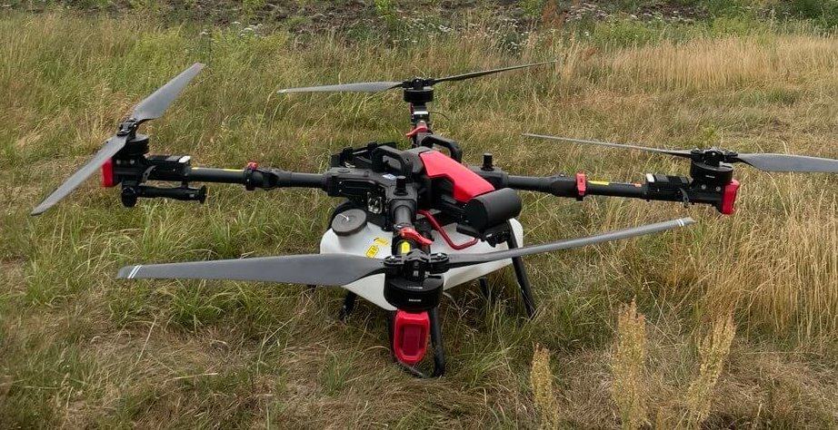 Агродрон XAG P100 Pro VOLYN AGRO DRONE на краю поля — вартість робіт від 370 грн/га