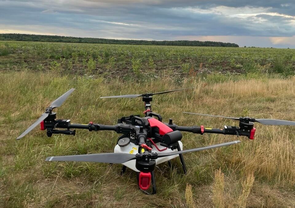 Агродрон XAG P100 Pro VOLYN AGRO DRONE у полі перед вильотом, хмарне небо