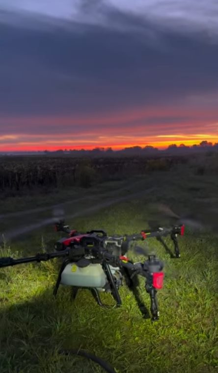 Агродрон на полі на заході сонця