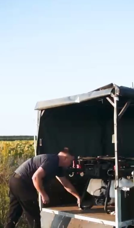 Агродрон під час обробки поля